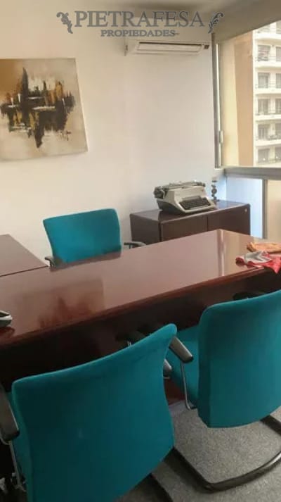 Oficina en venta, 3 privados, 1baño, amueblada. Cordón.