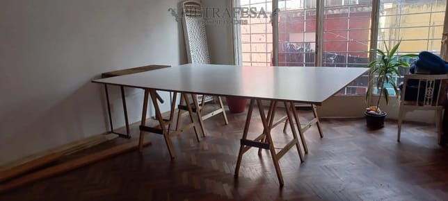 Apartamento en alquiler, 4 dormitorios, 2 baños, patio. La Comercial.