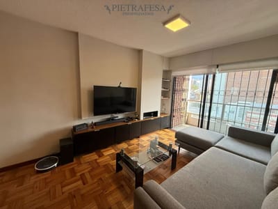 Apartamento en alquiler, 2 dormitorios, 1 baño, terraza, garaje doble. Equipado. Pocitos.