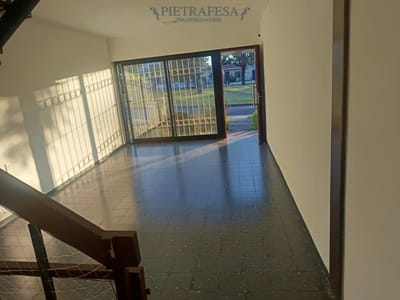 Casa en alquiler, 2 dormitorios, 2 baños, patio con parrillero, cochera. Brazo Oriental.