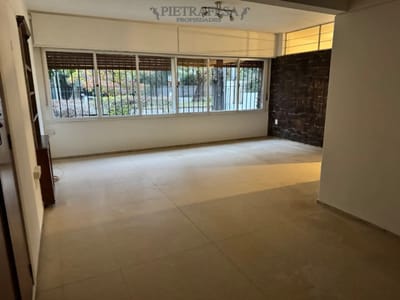 Casa en alquiler, 4 dormitorios, 3 baños, patio, garaje. Carrasco.