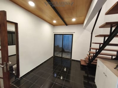Casa en alquiler, 2 dormitorios, 2 baños, patio con parrillero, cochera. Shangrila.