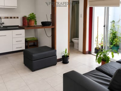 Apartamento en alquiler, 1 dormitorio, 1 baño, patio. Cordón.