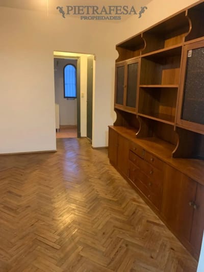Apartamento en alquiler, 1 dormitorio, 1 baño, balcón. Semi equipado. Cordón. Gastos incluidos en el precio.