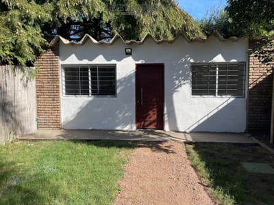 Cómoda y funcional casa en Parque Carrasco próximo a Av. De las Americas