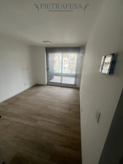 Apartamento en alquiler, 1 dormitorio, 1 baño, terraza con parrillero. Cordón.