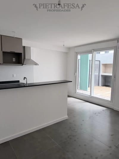 Apartamento en alquiler, 1 dormitorio, 1 baño, patio, garaje. Punta Carretas.