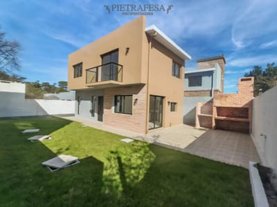 Casa en venta a estrenar - 3 dormitorios - 2 baños - Patio - Cochera