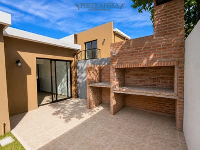 Casa en venta a estrenar - 3 dormitorios - 2 baños - Patio - Cochera