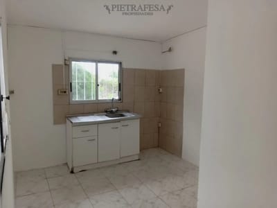 Apartamento en alquiler, 2 dormitorios, 1 baño, patio con parrillero, cochera. Sin gc. Paso de las Duranas.