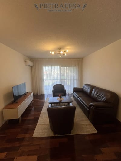 Apartamento en alquiler, 2 dormitorios, 2 baños, terraza, garaje doble. Carrasco.