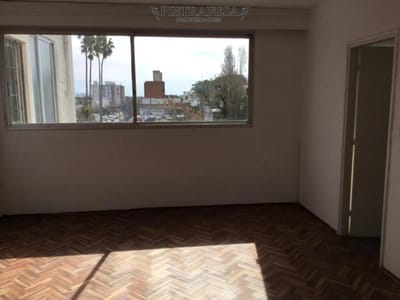 Apartamento en alquiler, 1 dormitorio, 1 baño y terraza. Mercado Modelo.
