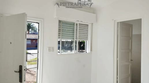 Casa en alquiler, 1dormitorio, 1 baño, patio, cochera. Maroñas.