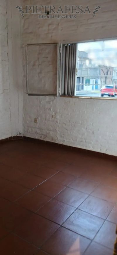 Casa en alquiler, 2 dormitorios, 1 baño, patio, garaje. Jacinto Vera.