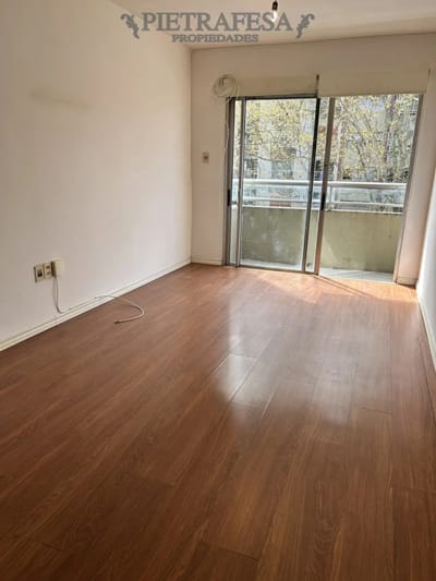 Apartamento en alquiler, monoambiente, 1 baño, balcón. Pocitos.