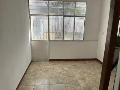 Casa en alquiler, 4 dormitorios, 1 baño, patio con parrillero. Union.
