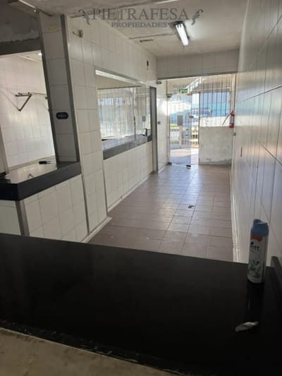 Local en alquiler, 1 baño. Mercado Modelo.
