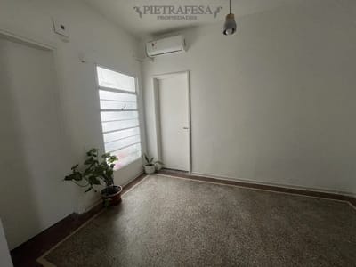 Apartamento en alquiler, 2 dormitorios, 1 baño, patio, azotea. Sin gastos comunes. Pocitos.