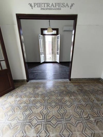 Casa en alquiler, 2 dormitorios, 1 baño, azotea con parrillero. Reducto.