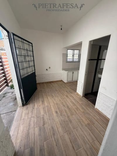 Apartamento en alquiler, 1 baño, patio. Sin gastos comunes. Ituzaingó.