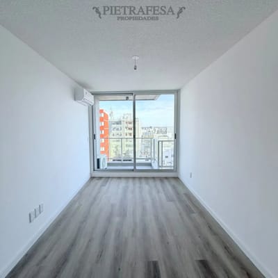Apartamento en alquiler, 1 dormitorio, 1 baño, balcón. Cordón.