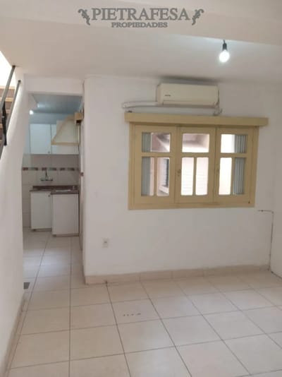 Apartamento en alquiler, 2 dormitorios, 1 baño, patio con parrillero. Parque Batlle.