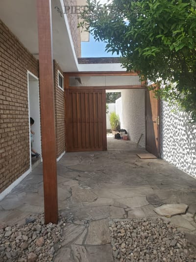 Casa en venta con renta 3 dormitorios 2 baños, fondo con parrillero y garaje-Costa Rica-Carrasco