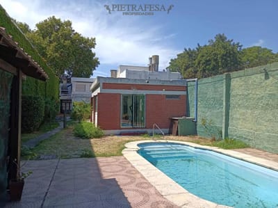4 casas en venta, 5 dormitorios, 4 baños, fondo y cochera-Av. San Martín -Brazo Oriental