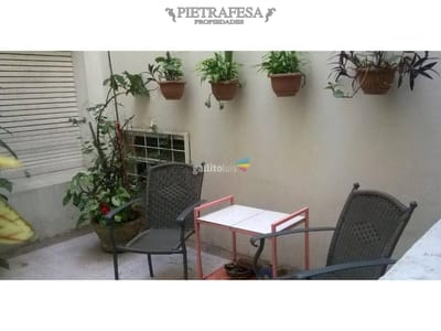 Apartamento en venta -CON RENTA 1 dormitorio , 1 baño y patio- Canelones- Ciudad Vieja.