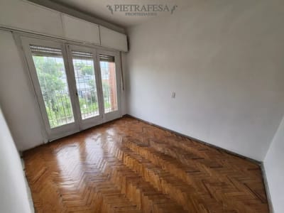 Apartamento en venta 2 dormitorios, 1 baño y balcón-Av. San Martín-Cerrito