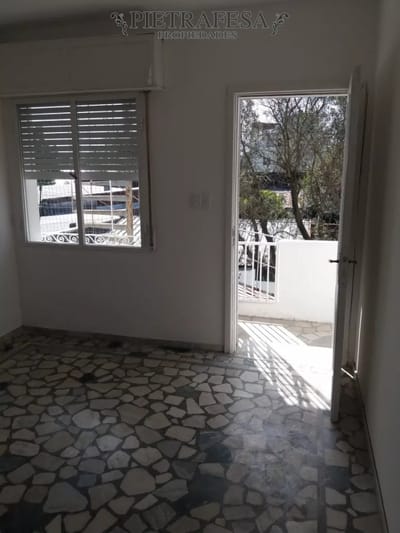 Apto con renta en venta 2 dormitorios y balcón-Hipólito Mordellie