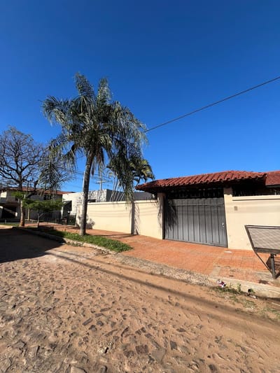 VENDO CASA CON LOCAL COMERCIAL EN ESQUINA