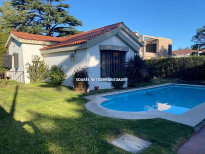 Excelente casa en corazón de Carrasco con amplio jardín y piscina, pronta para habitar (GL)
