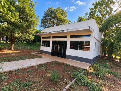 VENDO SALON CON AMPLIO TERRENO EN ESQUINA - CURUGUATY -FRENTE A LA ANDE