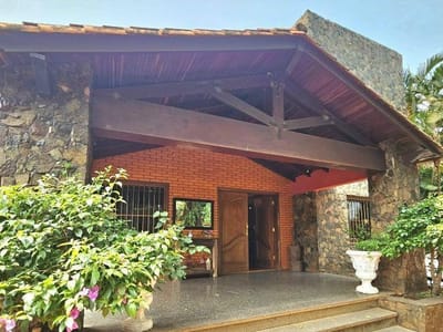 VENDO RESIDENCIA EN LAGUNA GRANDE-SAN LORENZO