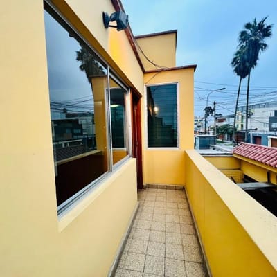 VENDO CASA ESPACIOSA FRENTE AL JOCKEY PLAZA