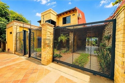 Vendo en Lambare Hermosa Residencia con Piscina