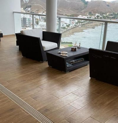 MODERNO DEPARTAMENTO CON LINDA VISTA AL MAR EN NAPLO