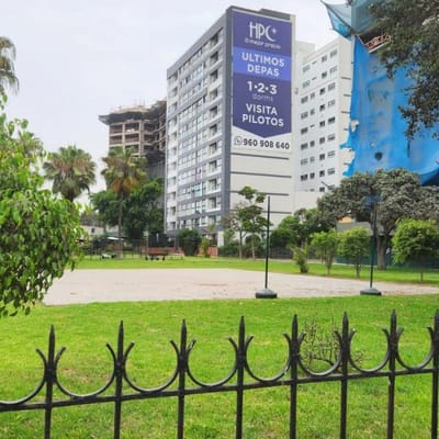 Vendo Excelente Opcin  Casa como Terreno m Frente al Jockey Plaza