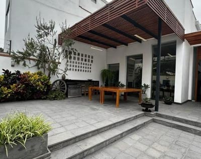 HERMOSA CASA en CASUARINAS AT m ZONA CERRADA  SURCO