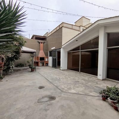CASA m RODEADA DE PARQUES  VALLE HERMOSO  SURCO