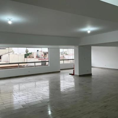 OFICINA MODERNA UBICADA FRENTE AL CENTRO COMERCIAL CHACARILLA  SURCO