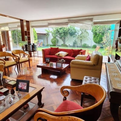 LINDA CASA CON GRANDES JARDINES EN JR GALEANO URB LOS ROSALES  SURCO