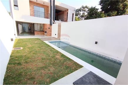 VENDO DUPLEX CON PISCINA EN LUQUE LOMA MERLO