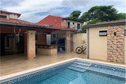 Casa de 4 Habitaciones con Piscina a 1 cuadra de la Av Perón 