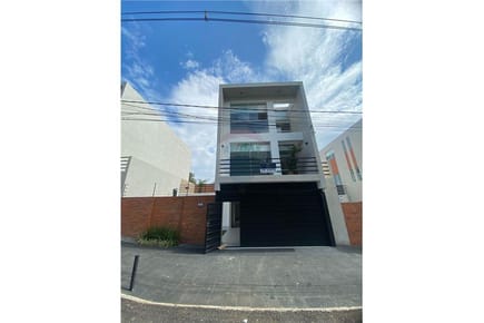 En Venta Hermoso Triplex en Barrio Jara