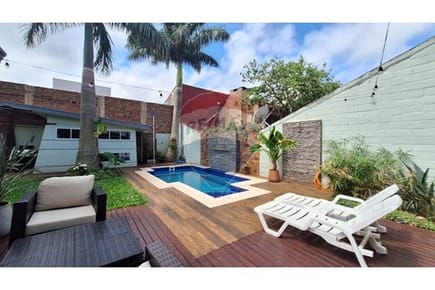 En venta Casa moderna con Piscina y Jardín en Encarnación