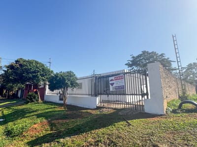 Casa En Venta Con Amplio Patio En Barrio San Carlos, ñemby