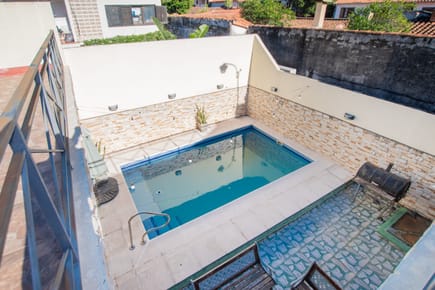 En Venta Residencia De 5 Dormitorios -  En  Barrio Nazareth