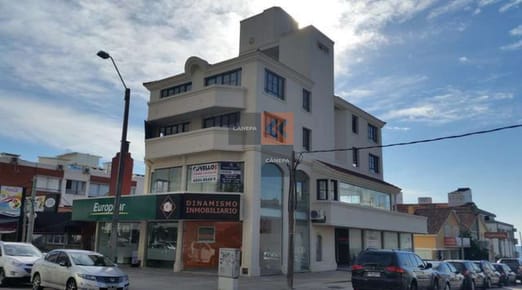 Edificio de locales comerciales sobre calle 24